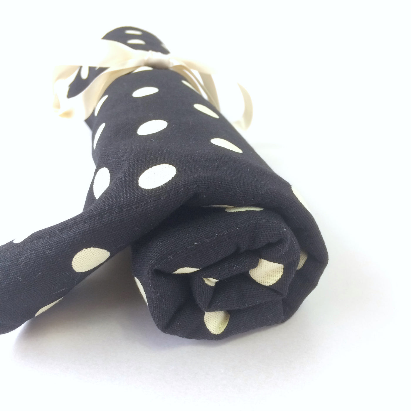 end view of the knitting needle roll 