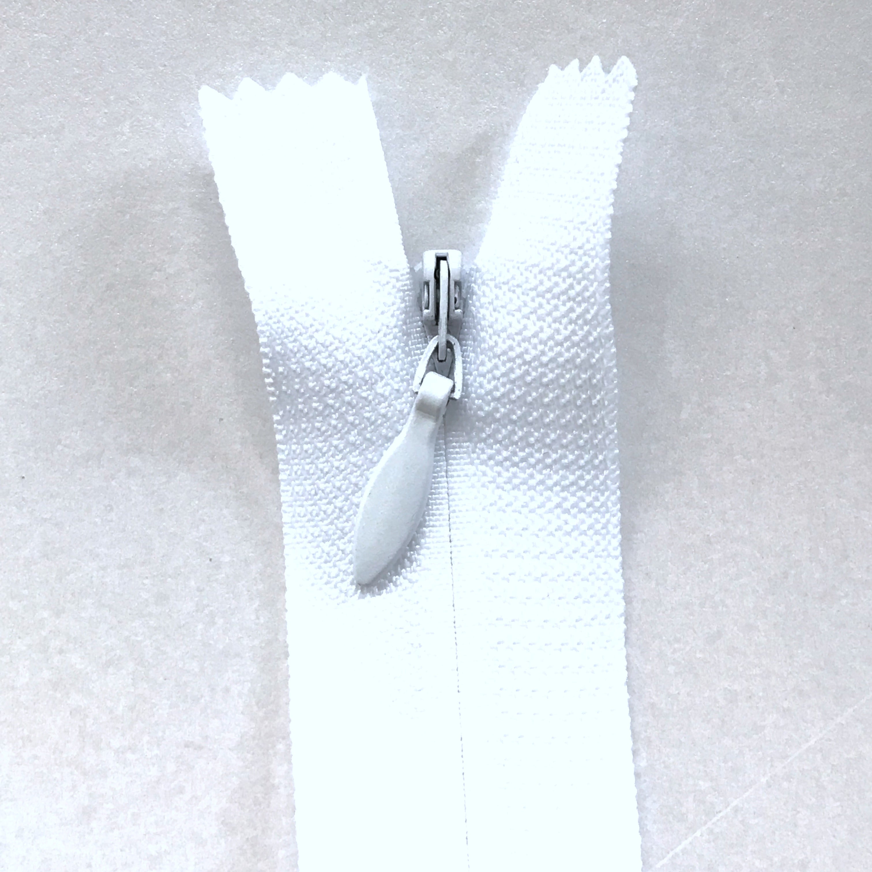 size 5 heavy duty invisible or concealed zipper in white